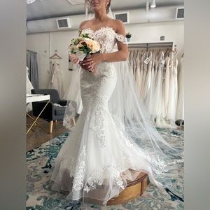 NEW NEVER WORN wedding dress! Size 6! No alterations.
